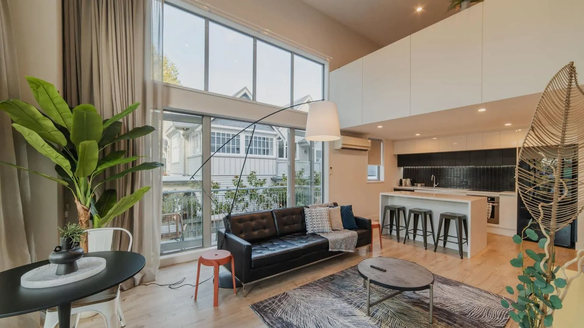 Cbd Edge - 2Br Home With Balcony Sleeps 4 Крайстчёрч Дом отдыха